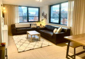 Large Stylish 3 bedroom City centre Apartment Free secure Parking
